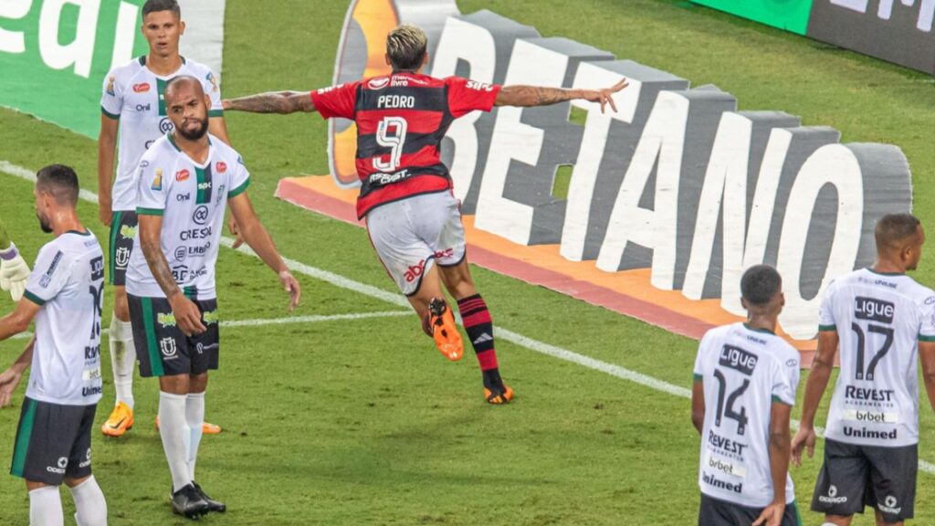 Histórico: Flamengo goleia o Maringá e avança na Copa do Brasil - Em meio a vários jogadores do Maringá, Pedro, do Flamengo, abre os braços em sua corrida para comemorar o gol marcado