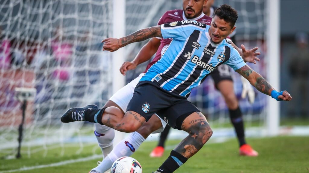 Grêmio empata com o Caxias e decide o Gauchão em casa - Vina faz o passe enquanto é marcado de perto pelo defensor do Caxias