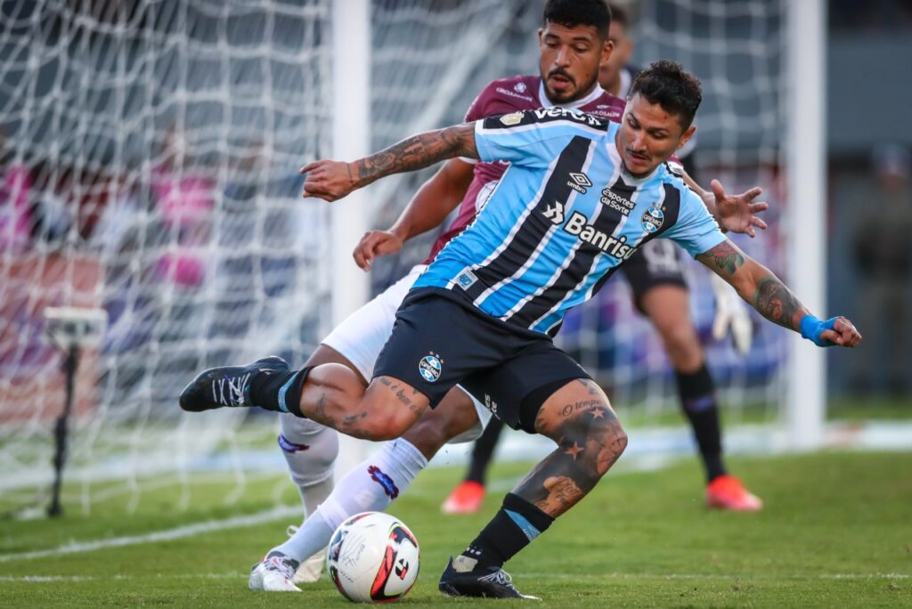 Grêmio empata com o Caxias e decide o Gauchão em casa - Vina faz o passe enquanto é marcado de perto pelo defensor do Caxias