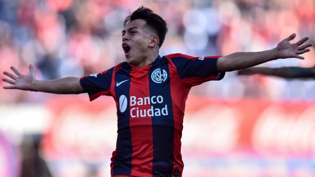 Sampaoli indica Nahuel Barrios: Meia-atacante Nahuel Barrios, do San Lorenzo, comemora gol de braços abertos