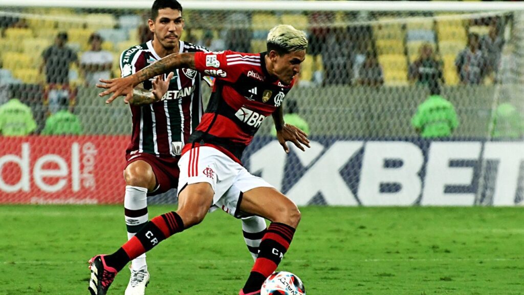 Flamengo vence o Fluminense e tem vantagem no 2º jogo da final do Cariocão - Pedro, do Flamengo, faz a proteção da bola em disputa com Nino, do Fluminense