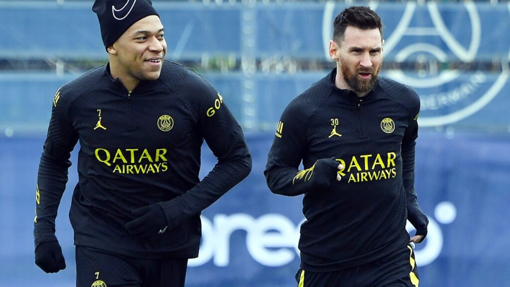 Pessoas mais influentes do mundo em 2023: Messi e Mbappé entram no top-100 - Mbappé (de touca) e Messi correm em volta do gramado no centro de treinamentos do PSG
