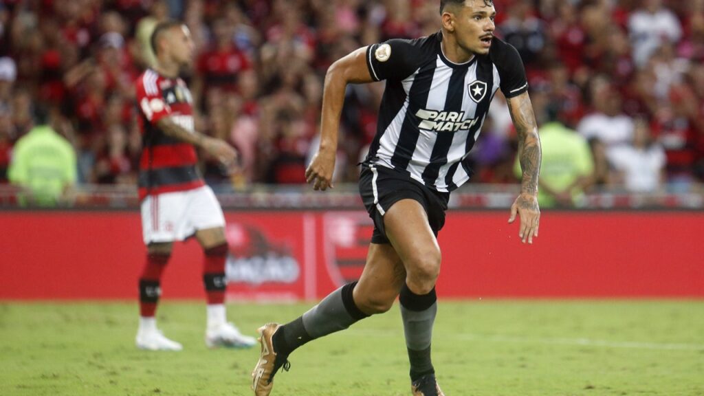 Botafogo vence o Flamengo em jogaço no Maracanã e vira líder do Brasileirão - Tiquinho Soares corre para comemorar gol marcado pelo Flamengo