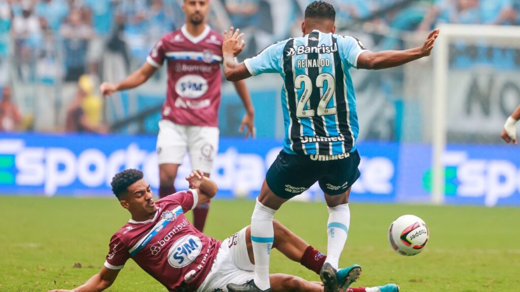 Grêmio é hexacampeão: Lateral Reinaldo em jogo entre Grêmio e Caxias na final do Gauchão 2023