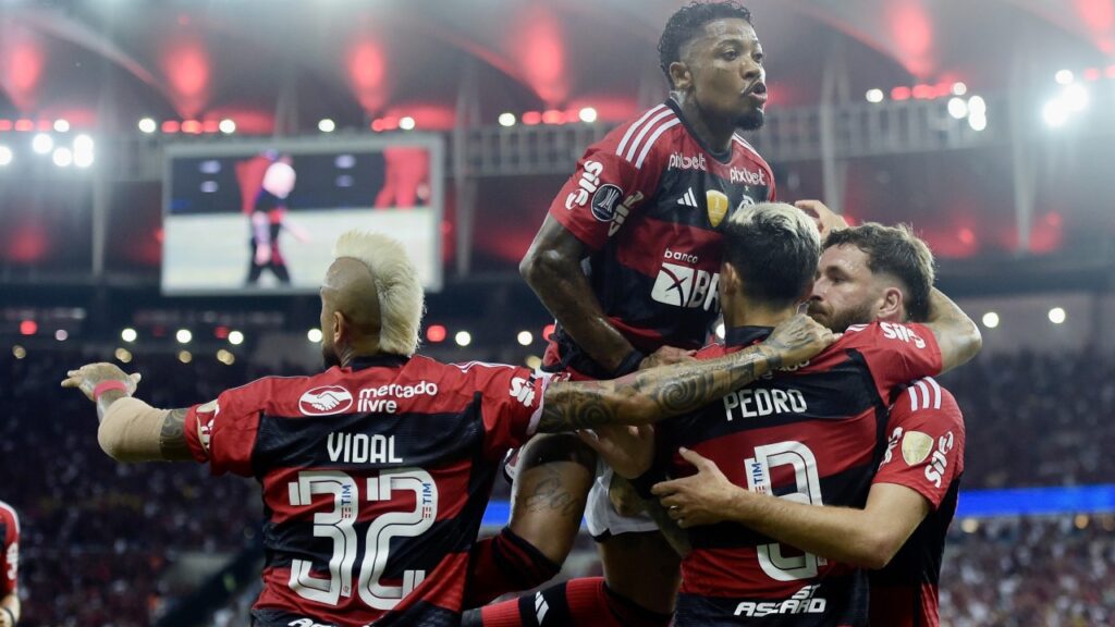 Flamengo vence o Ñublense, pela Libertadores, na estreia de Sampaoli - Time do Flamengo se abraça e comemora gol de Pedro na vitória em cima do Ñublense, pela Libertadores.