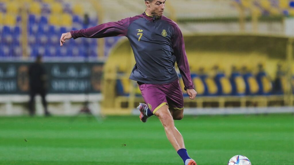 Deportação de Cristiano Ronaldo: Atacante Cristiano Ronaldo finaliza bola em treino do Al-Nassr