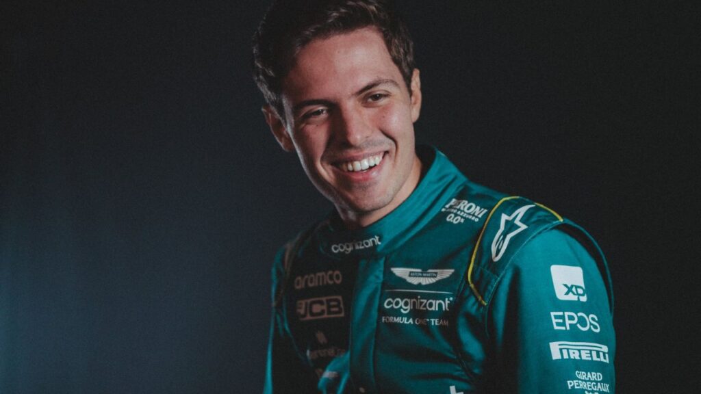 Drugovich fará teste na Fórmula E: Piloto Felipe Drugovich posa com macacão da Aston Martin