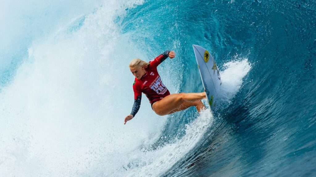 Tatiana Weston-Webb garante vaga: Surfista brasileira Tatiana Weston-Webb em túnel na WSL 2022