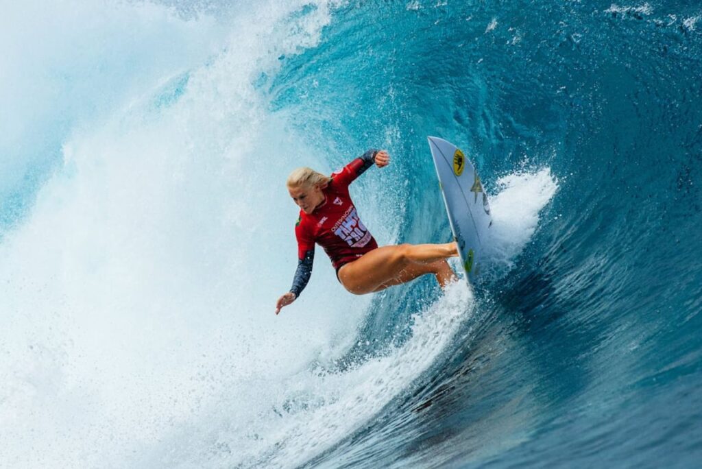 Tatiana Weston-Webb garante vaga: Surfista brasileira Tatiana Weston-Webb em túnel na WSL 2022