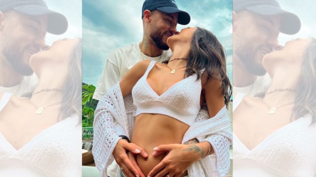 Neymar vai ser pai novamente? Anúncio é feito nas redes sociais; Confira! - Neymar e Brunca Biancardi estão abraçados e se beijando, enquanto ambos estão com as mãos na barriga de Bruna, que espera um filho do craque brasileiro