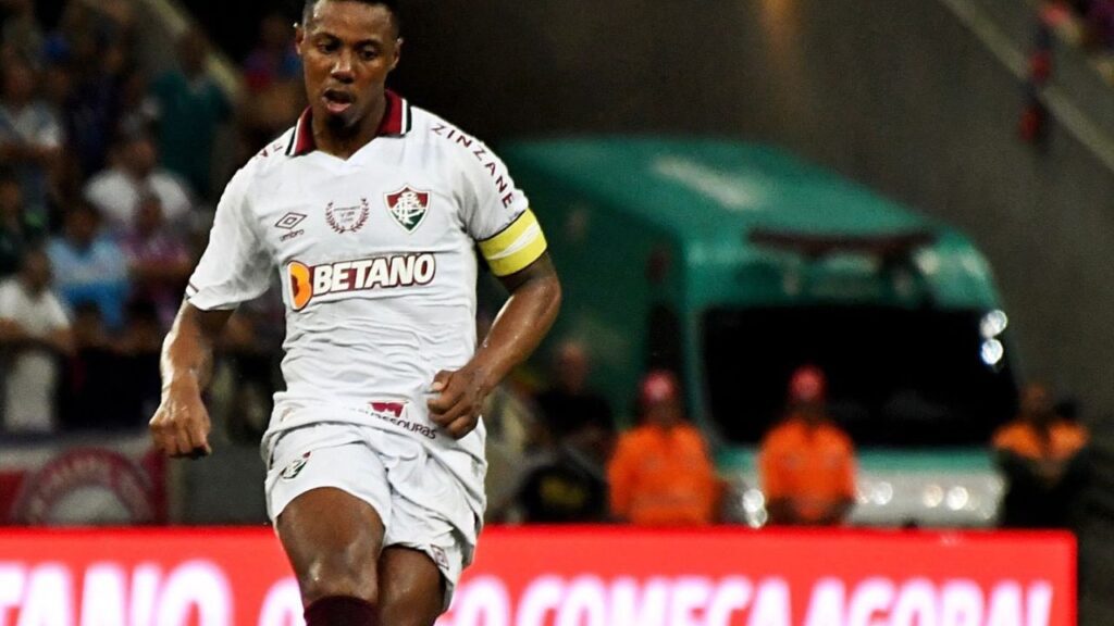 Avaí contrata Wellington: Volante Wellington com faixa de capitão em jogo do Fluminense