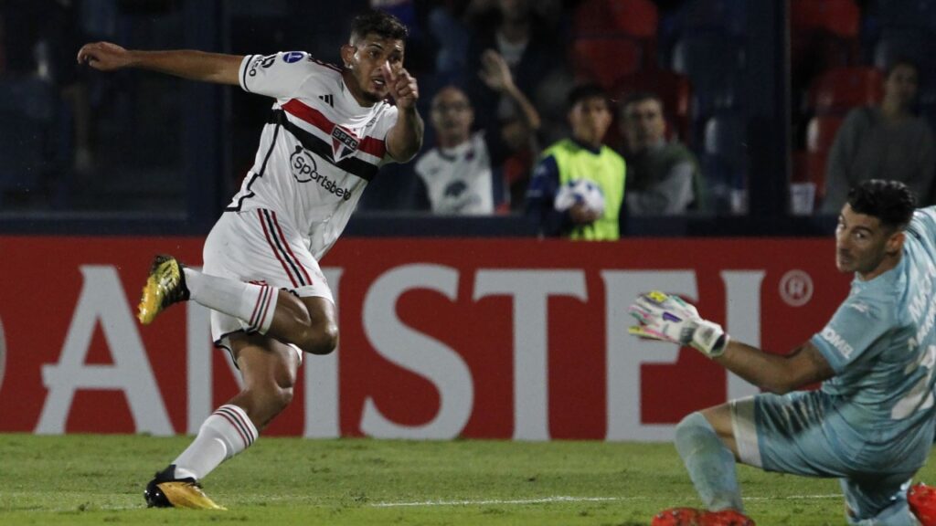 São Paulo vence o Tigre, fora de casa, na estreia da Sul-Americana 2023 - Erison, do São Paulo, chuta cruzado e faz o gol, enquanto o goleiro do Tigre apenas observa a bola passar, sem ter feito a defesa