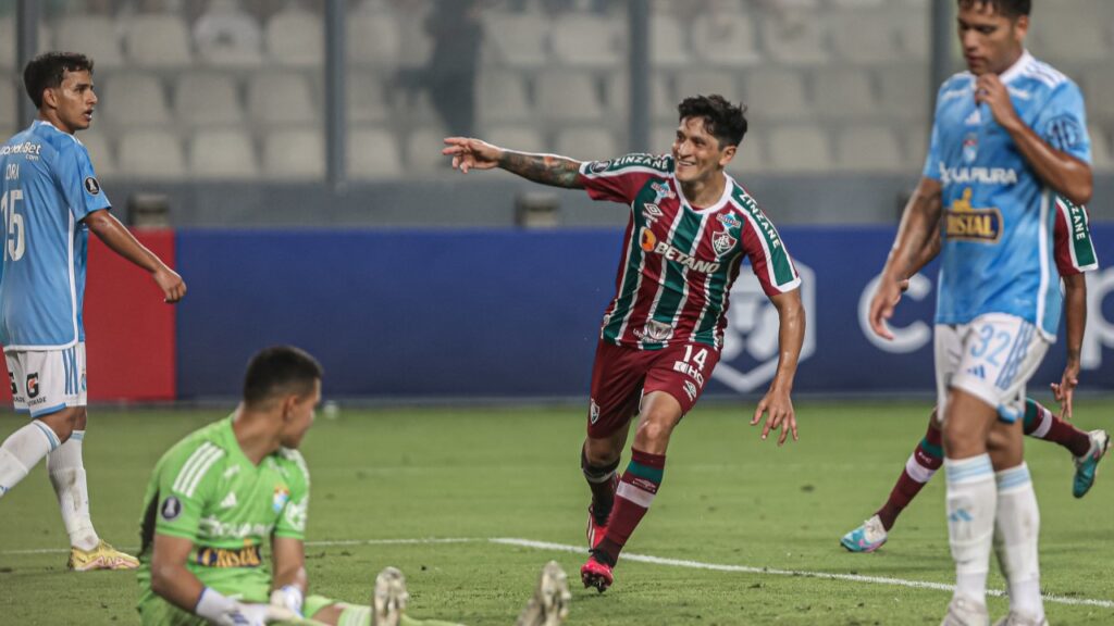 De virada e na estreia de Marcelo, Fluminense bate o Sporting Cristal pela Libertadores 2023 - Cano comemora gol marcado pelo Fluminense, enquanto jogadores do Sporting Cristal lamentam.