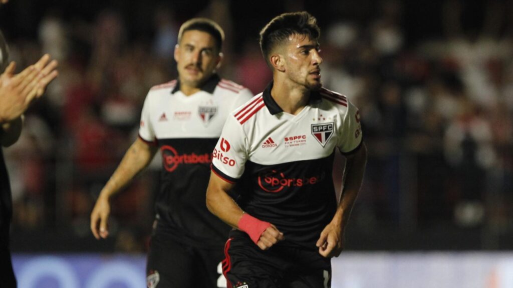 São Paulo rescinde com Pedrinho após ameaças do atleta à ex-namorada - Pedrinho, do São Paulo, corre para comemorar gol marcado com a camisa do São paulo