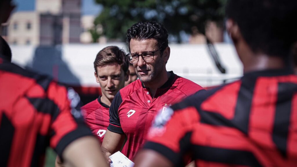 Atlético-GO contrata Alberto Valentim: Treinador Alberto Valentim comanda treino do Atlético-GO