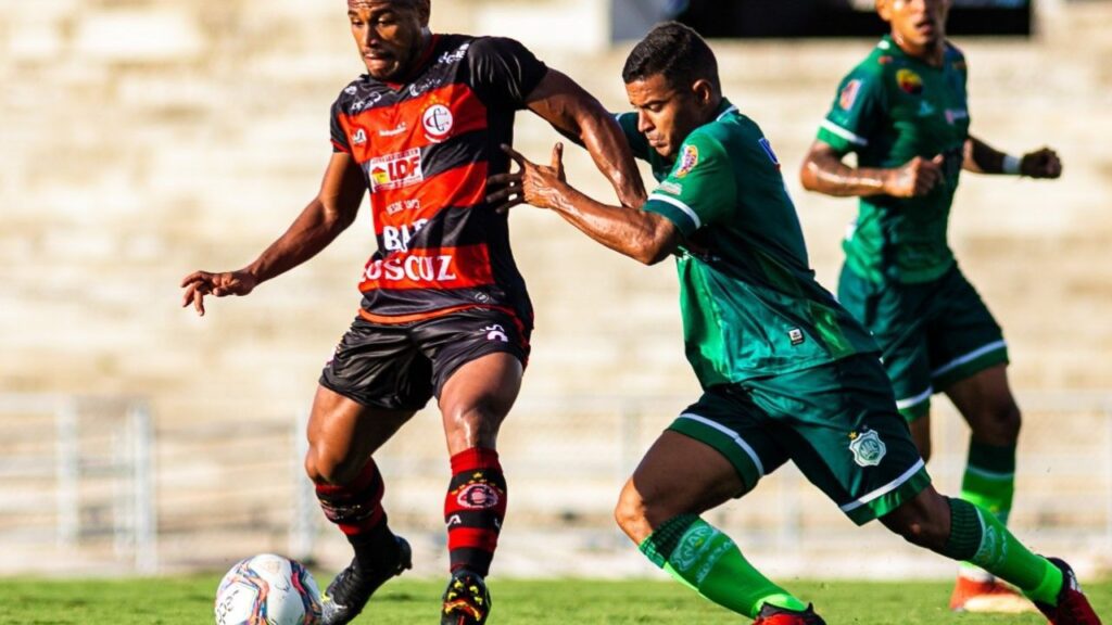 Lance de jogo Campinense x Nacional de Patos pelo Campeonato Paraibano