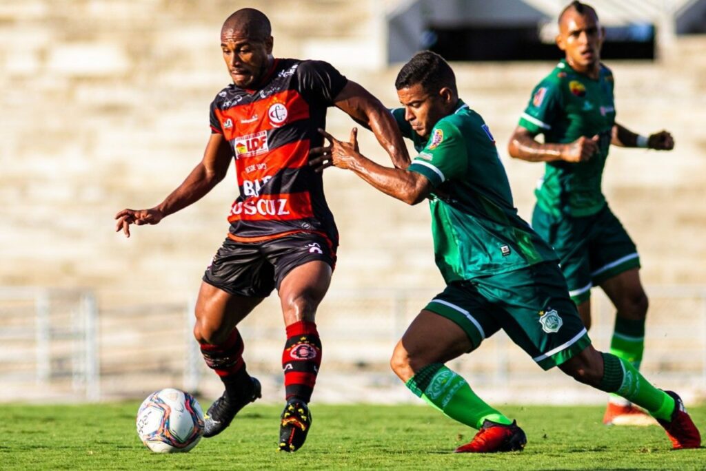 Lance de jogo Campinense x Nacional de Patos pelo Campeonato Paraibano