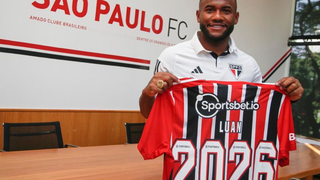 Jogador Luan do São Paulo renova até 2026: Volante Luan segura camisa do São Paulo com ano 2026