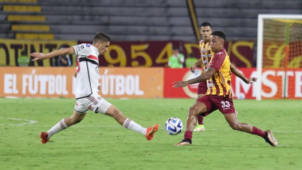 Pouco efetivo, São Paulo empata com o Tolima pela Sul-Americana - Pablo Maia, do São Paulo, estica a perna direita para dividir a bola com o jogador do Tolima, adversário da equipe na Sul-Americana