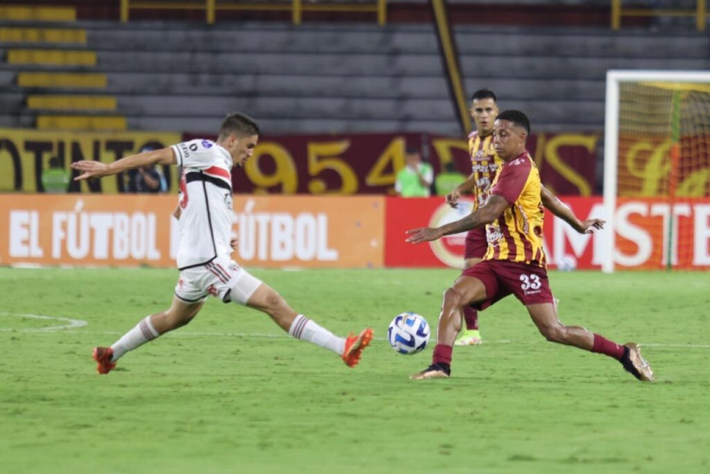 Pouco efetivo, São Paulo empata com o Tolima pela Sul-Americana - Pablo Maia, do São Paulo, estica a perna direita para dividir a bola com o jogador do Tolima, adversário da equipe na Sul-Americana