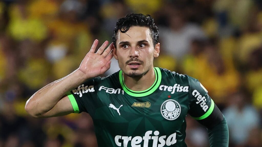 Palmeiras bate o Barcelona-EQU fora de casa e assume 2º lugar do Grupo C da Libertadores - Raphael Veiga, do Palmeiras, marca gol de pênalti e comemora colocando a mão direita na orelha direita, provocando a torcida do Barcelona-EQU