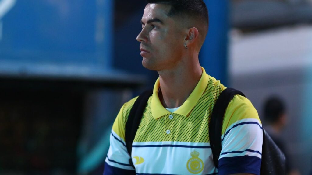 Atleta mais bem pago do mundo 2023: Atacante Cristiano Ronaldo com mochila e camisa polo do Al-Nassr