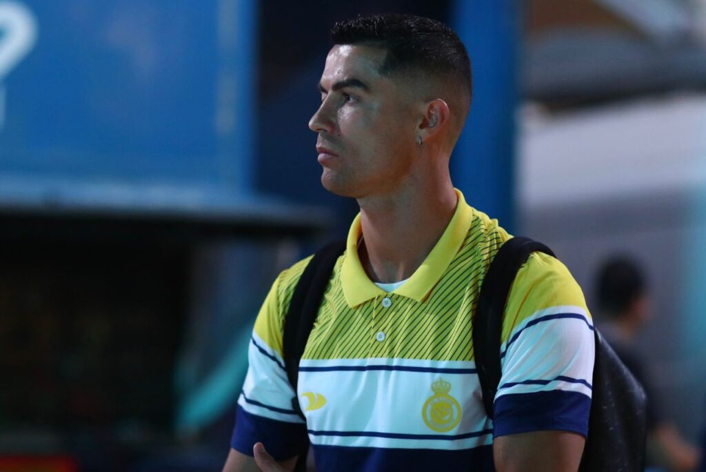 Atleta mais bem pago do mundo 2023: Atacante Cristiano Ronaldo com mochila e camisa polo do Al-Nassr