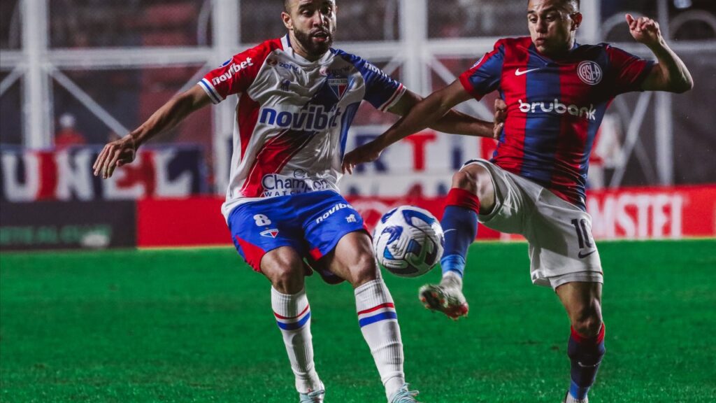 Caio Alexandre, do Fortaleza, em disputa de bola com jogador do San Lorenzo - Fortaleza x San Lorenzo: Veja retrospecto, transmissão e escalações para o jogo da Sul-Americana