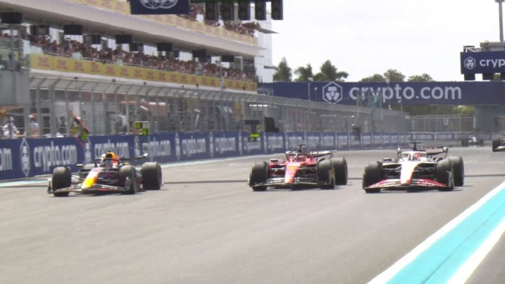 Verstappen vence o GP de Miami: Disputa tripla na reta do GP de Miami da Fórmula 1 com carros de Max Verstappen, Charles Leclerc e Kevin Magnussen lado a lado