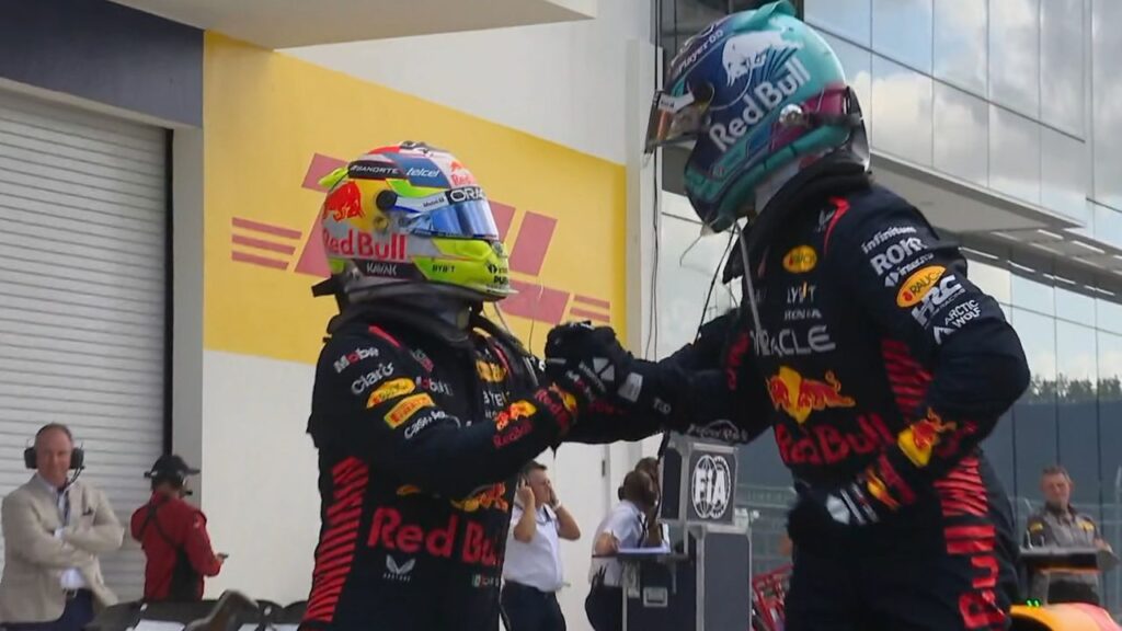 Verstappen vence o GP de Miami: Ainda com capacetes, Max Verstappen e Sergio Pérez se cumprimentam após GP de Miami