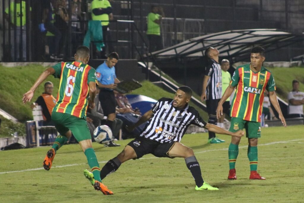 Lance do jogo ABC x Sampaio Corrêa na Copa do Nordeste 2018