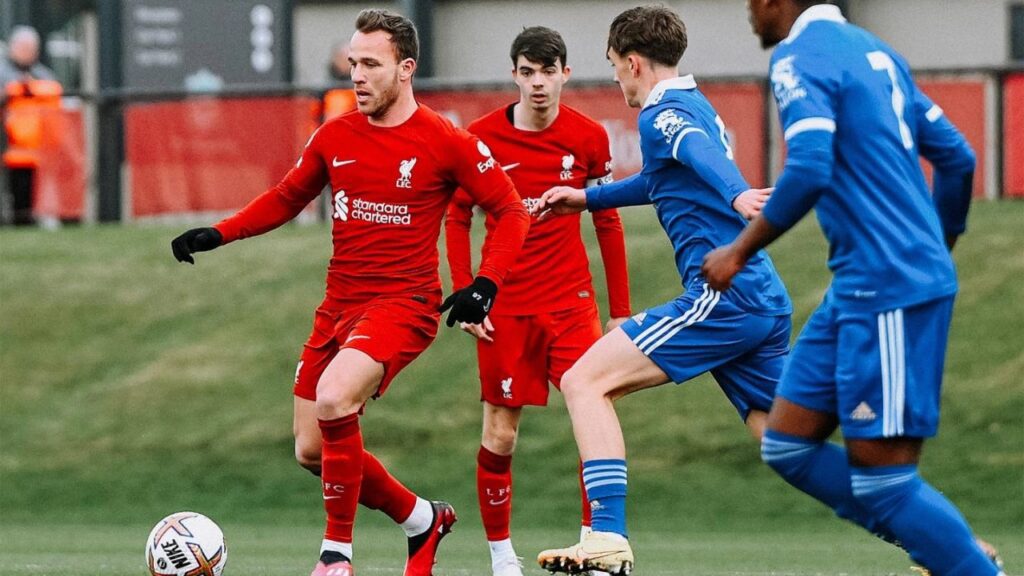 Arthur vai deixar o Liverpool: Volante Arthur Melo com a bola em lance de jogo entre Liverpool Sub-21 e Leicester Sub-21