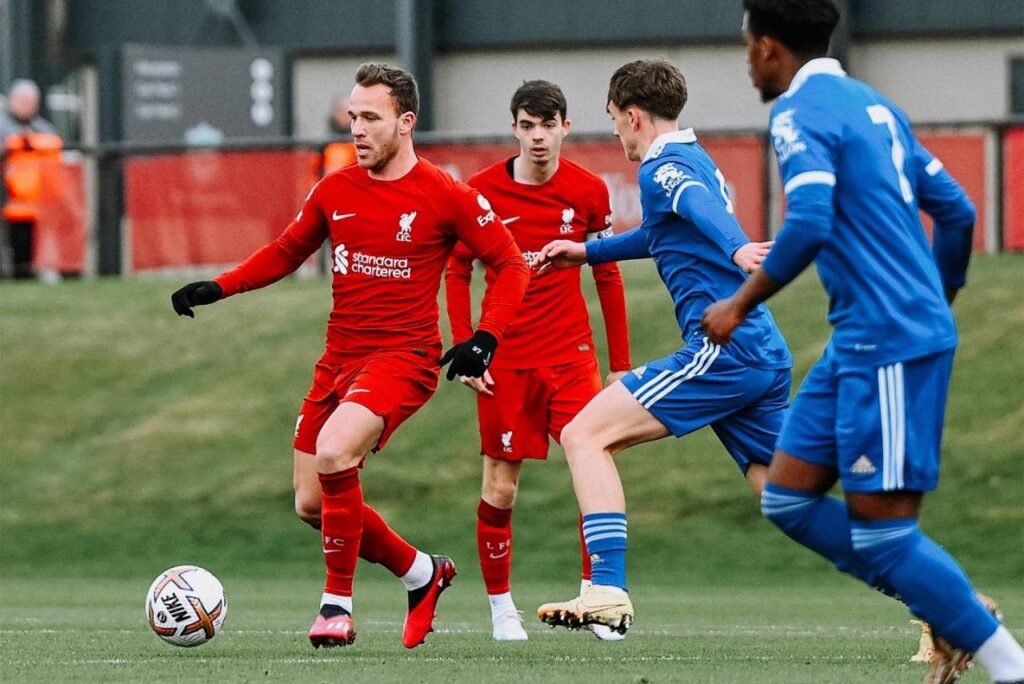 Arthur vai deixar o Liverpool: Volante Arthur Melo com a bola em lance de jogo entre Liverpool Sub-21 e Leicester Sub-21