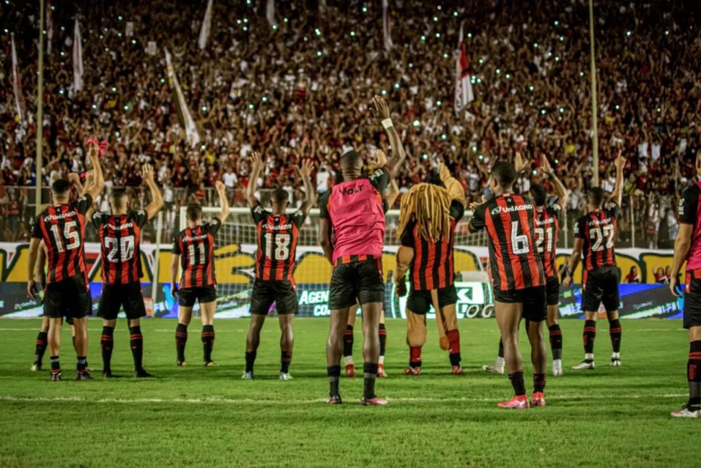 Elenco do Vitória agradece torcida no Barradão na Série B 2023