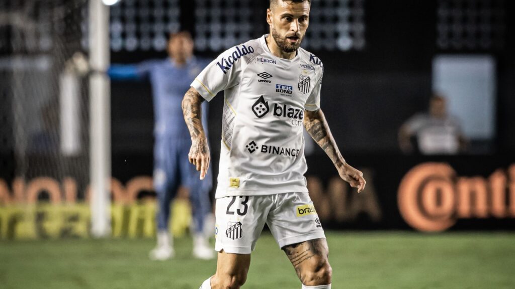 Santos renova com Lucas Lima após bom início de temporada - Lucas Lima, do Santos, carrega a bola pelo meio em partida do time alvinegro