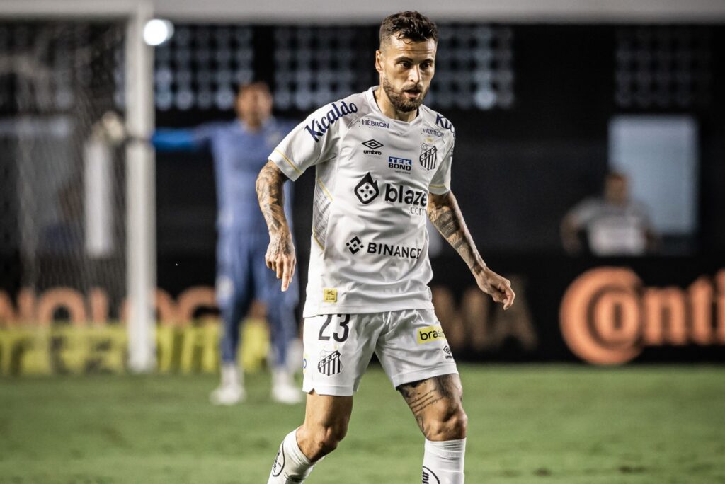 Santos renova com Lucas Lima após bom início de temporada - Lucas Lima, do Santos, carrega a bola pelo meio em partida do time alvinegro