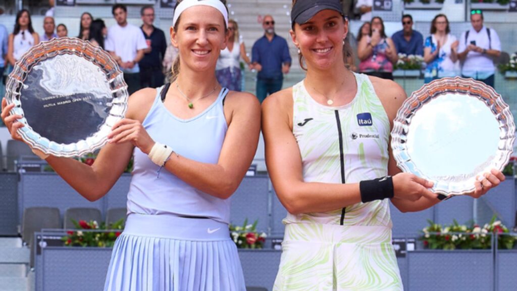 Bia Haddad vence WTA 1000 de Madrid ao lado de Azarenka: Tenistas Victoria Azarenka e Bia Haddad Maia com troféus do WTA 1000 de Madrid 2023