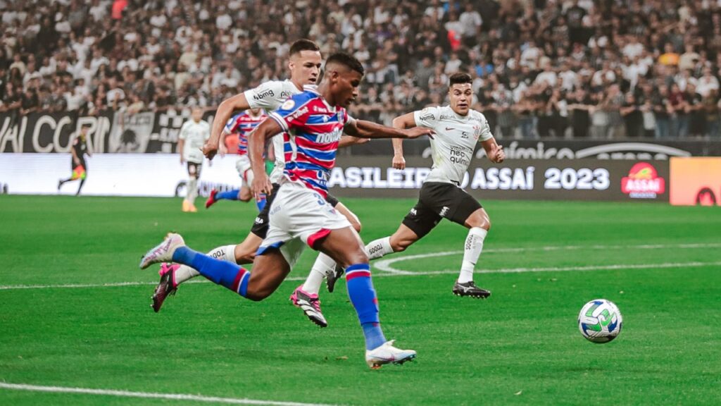 Corinthians e Fortaleza empatam pelo Brasileirão; Timão deixa Z-4 e Tricolor segue no G-4 - Hércules, do Fortaleza, carrega a bola dentro da área e a marcação do Corinthians o acompanha de perto