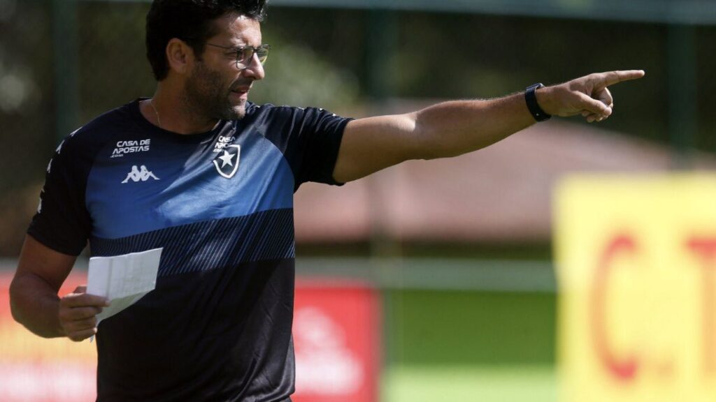 Alberto Valentim no Atlético: Alberto Valentim sinaliza em treino do Botafogo em 2020