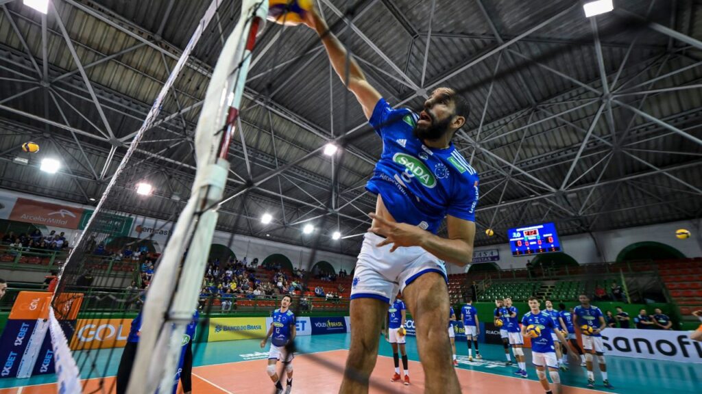 COB suspende a CBV: Jogador Wallace do Cruzeiro em treino na quadra de vôlei
