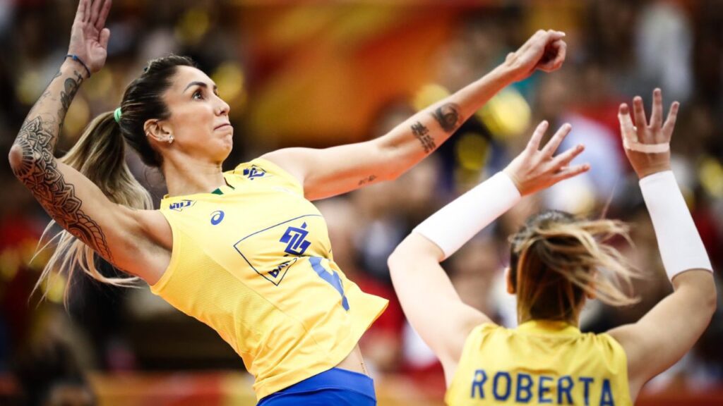 Thaísa deve voltar à Seleção: Central Thaísa, da Seleção Brasileira de Vôlei, ataca bola levantada por Roberta Ratze, de costas