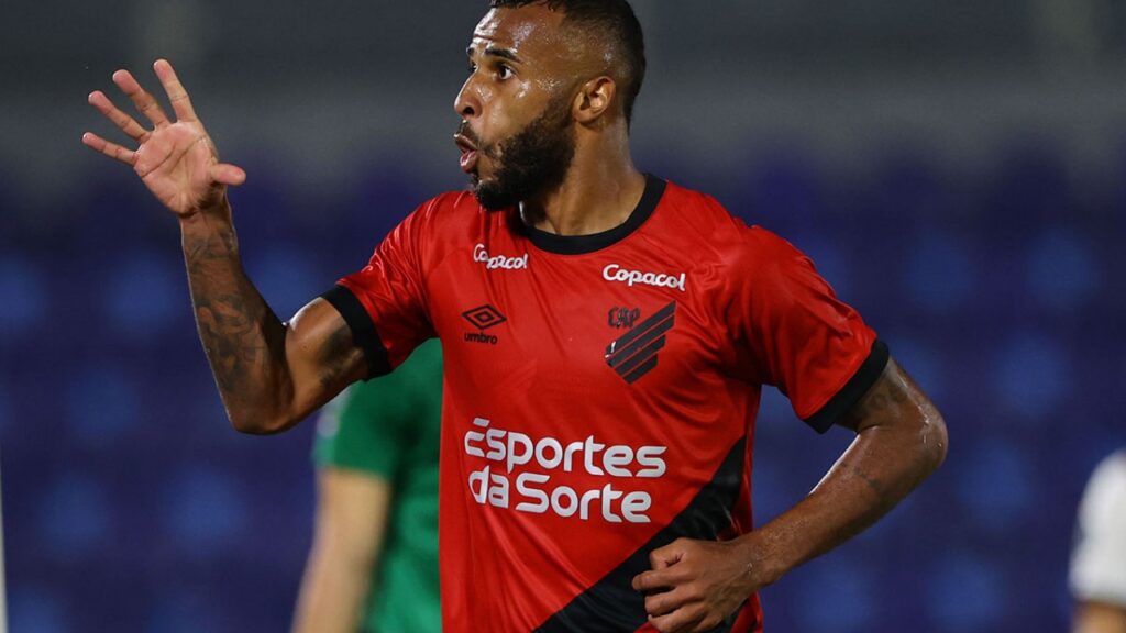 Athletico vence o Libertad de virada e lidera Grupo G da Libertadores - Alex Santana, do Athletico Paranaense, comemora o gol que marcou com a mão direita aberta, simulando uma garra