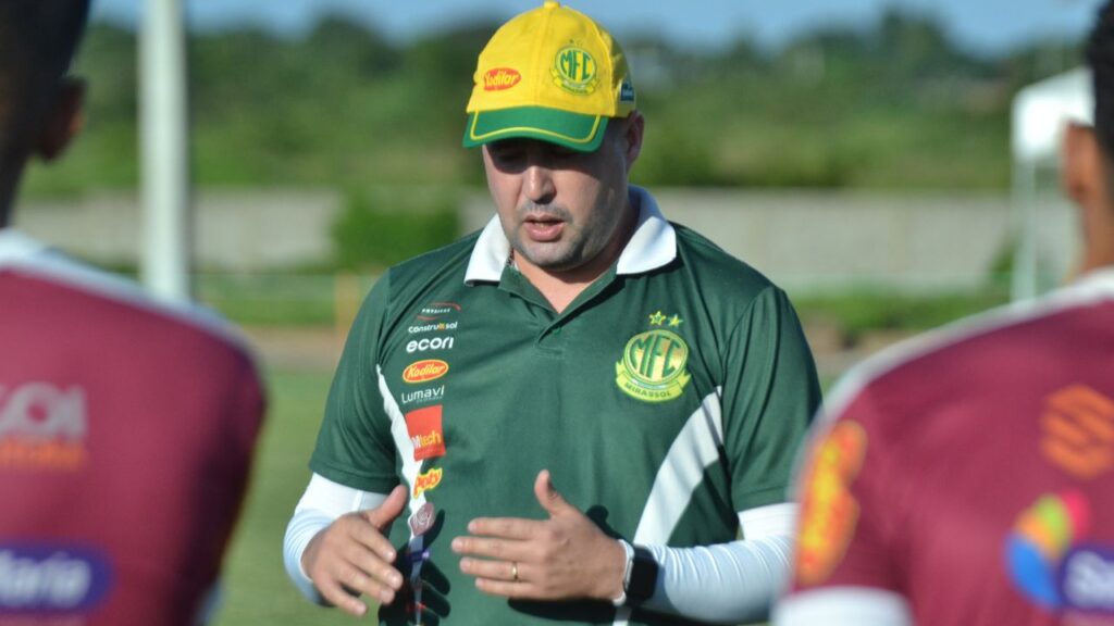 Mirassol demite Ricardo Catalá: Treinador Ricardo Catalá em treino do Mirassol em 2023