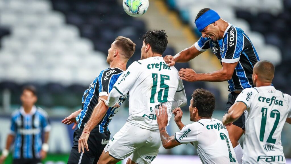 Palmeiras x Grêmio: Gustavo Gómez e Diego Souza disputam bola no alto em jogo entre Palmeiras e Grêmio em 2021