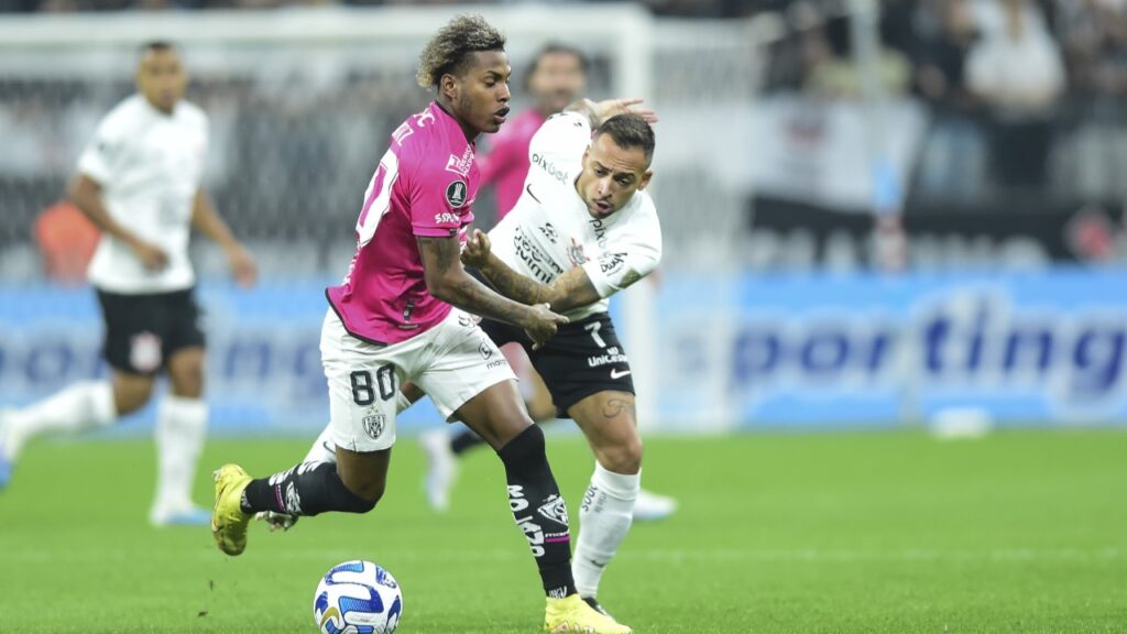 Libertadores: Corinthians perde do Del Valle na estreia de Luxemburgo - Maycon, do Corinthians, perde disputa de bola com jogador do Independiente Del Valle