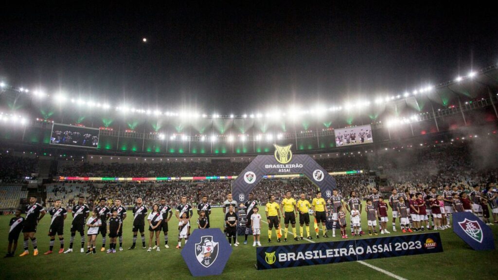 Fluminense e Vasco empatam: Jogadores de Vasco e Fluminense perfilados para hino nacional no Maracanã
