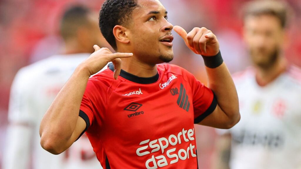 Athletico PR e Flamengo: Vítor Roque, do Athletico-PR, comemora gol contra o Flamengo no Brasileirão