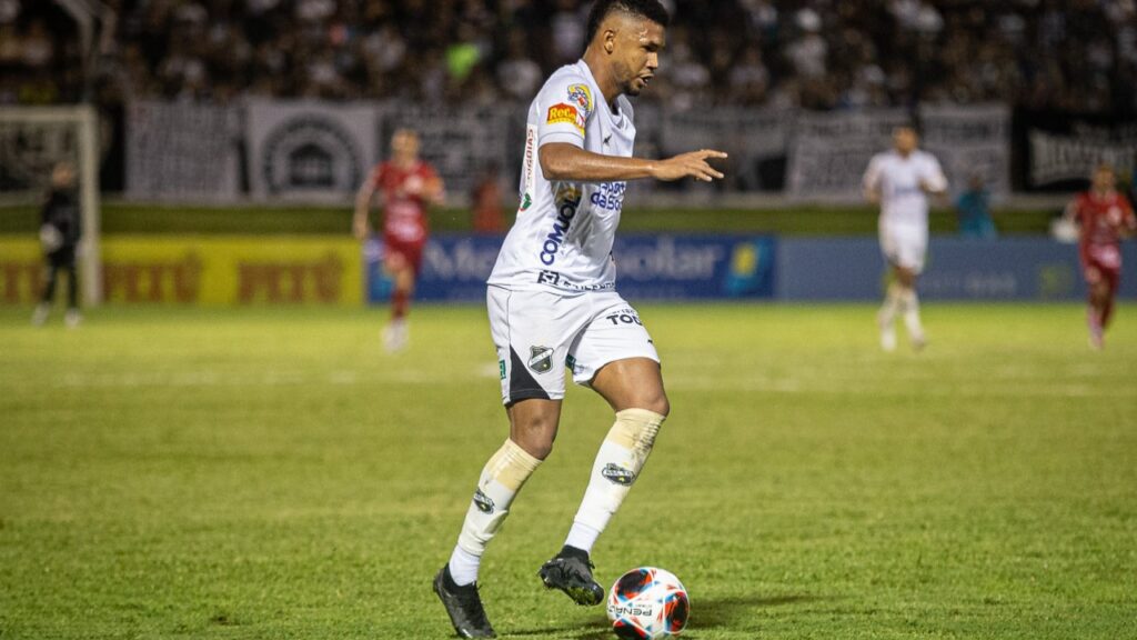 ABC x Tombense: Veja retrospecto, transmissão e escalações para o jogo da Série B - Lance do jogo ABC x América-RN, com o atleta abcedista com a posse de bola