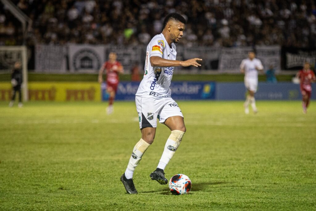 ABC x Tombense: Veja retrospecto, transmissão e escalações para o jogo da Série B - Lance do jogo ABC x América-RN, com o atleta abcedista com a posse de bola