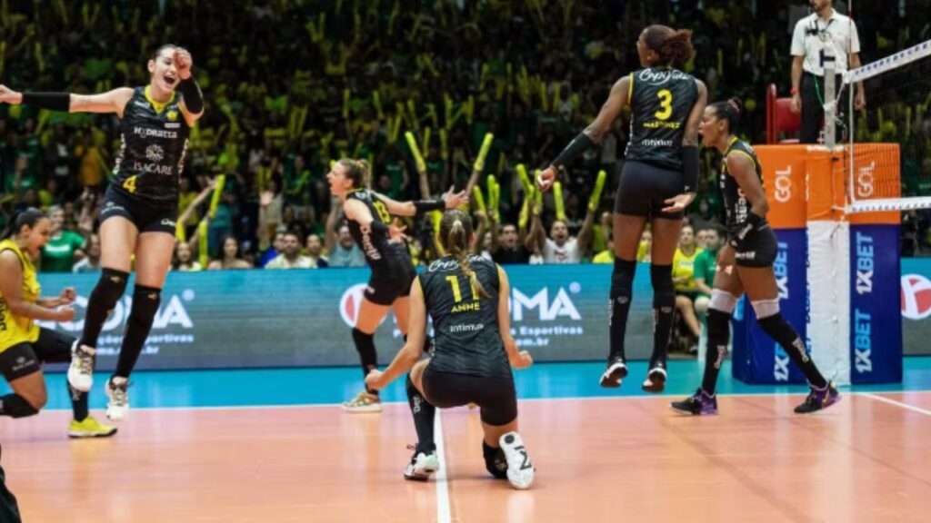 Praia Clube campeão da Superliga: Anne Bujis, de costas, e elenco do Praia Clube comemora título da Superliga 2022/23